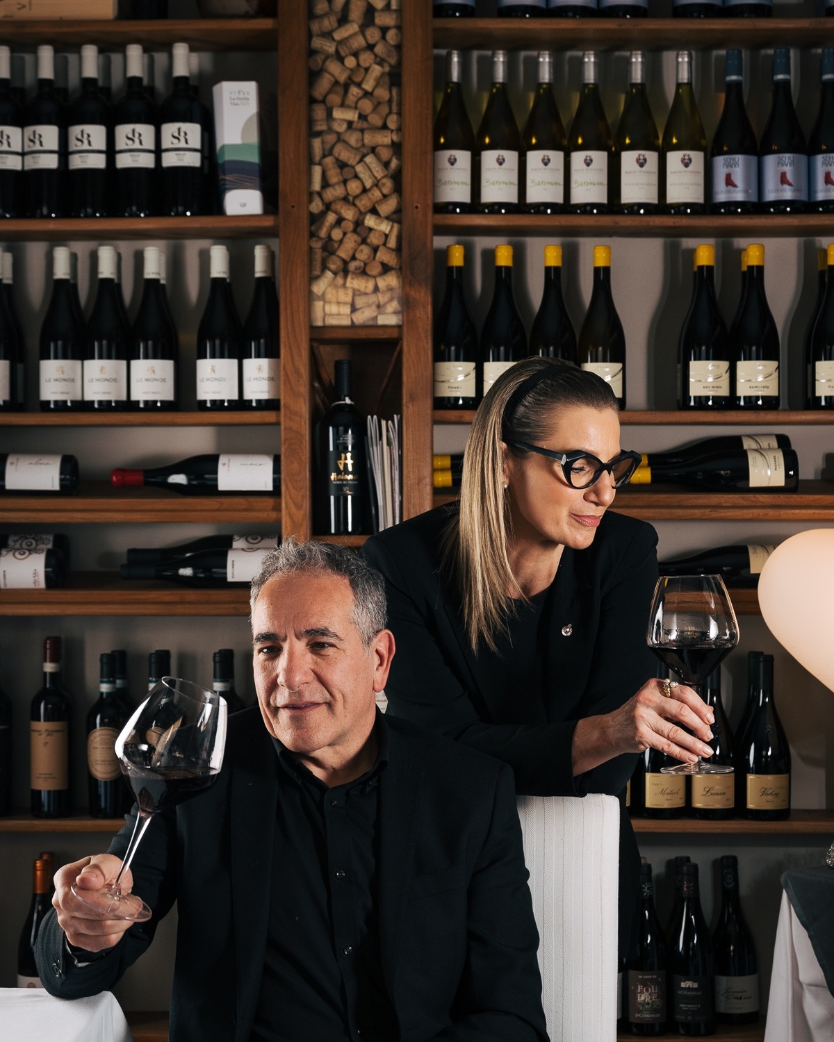 I titolari della Sosteria nella cantina del ristorante